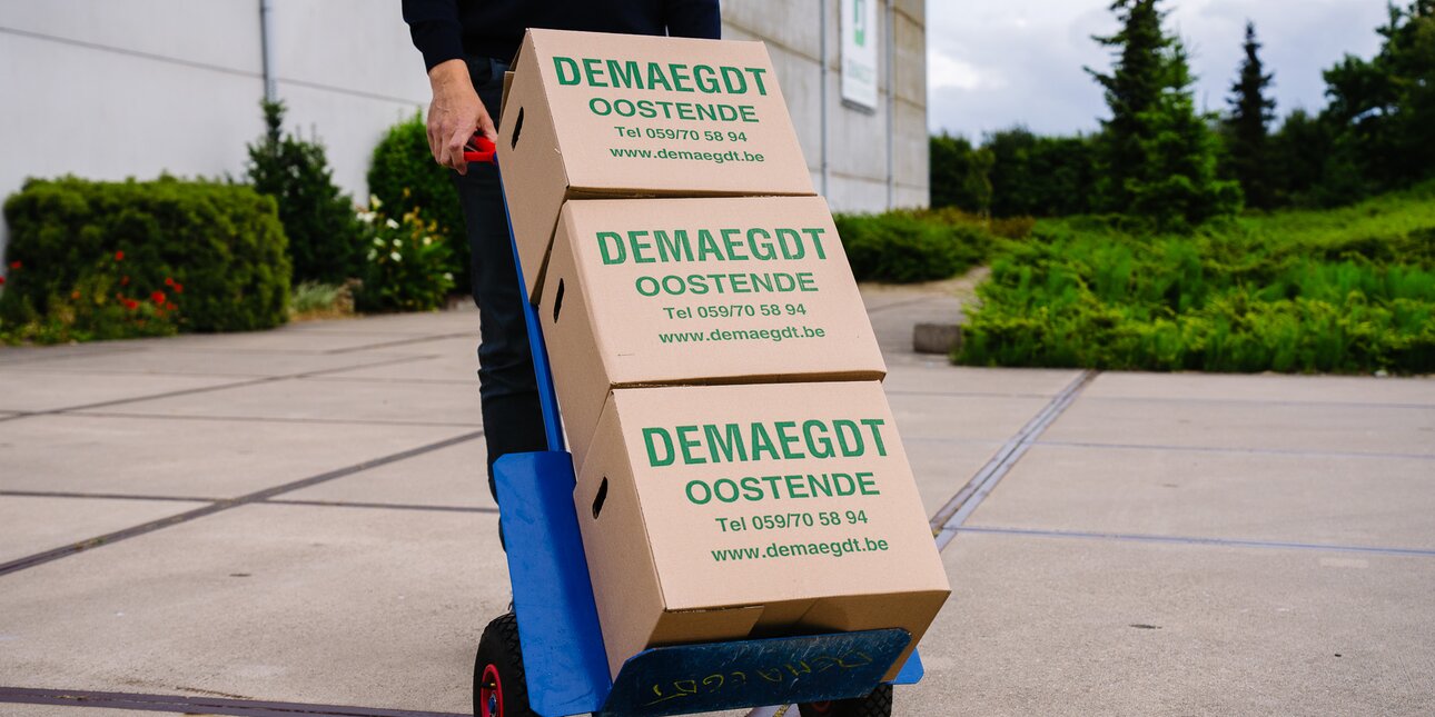 Inpakmateriaal zoals verhuisdozen en steekwagens staan ter beschikking bij Demaegdt self storage Oostende. | © Nick Decombel