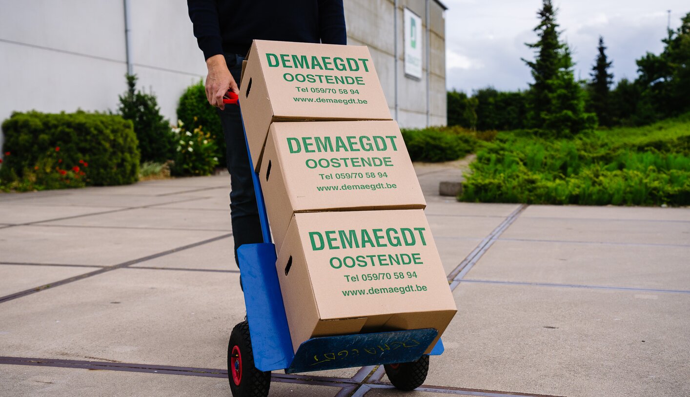 Inpakmateriaal zoals verhuisdozen en steekwagens staan ter beschikking bij Demaegdt self storage Oostende. | © Nick Decombel