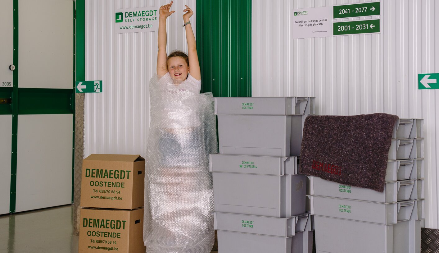 Van verhuisdozen en inpakpapier, tot steekwagens. Al je verhuismateriaal is te verkrijgen bij Demaegdt self storage Oostende. | © Nick Decombel
