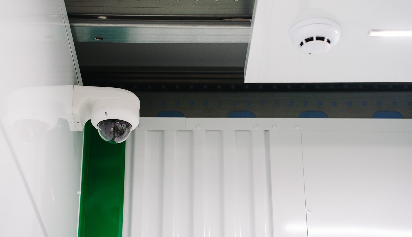 Je goederen staan veilig in onze boxen. Alle boxen zijn afgesloten met een poort die enkel met de persoonlijke badge of code kan worden opengemaakt. Huurders hebben dus enkel toegang tot hun persoonlijke opslagruimte.Daarnaast houden verschillende bewakingscamera’s alles 24 uur op 24 in de gaten. | © Nick Decombel